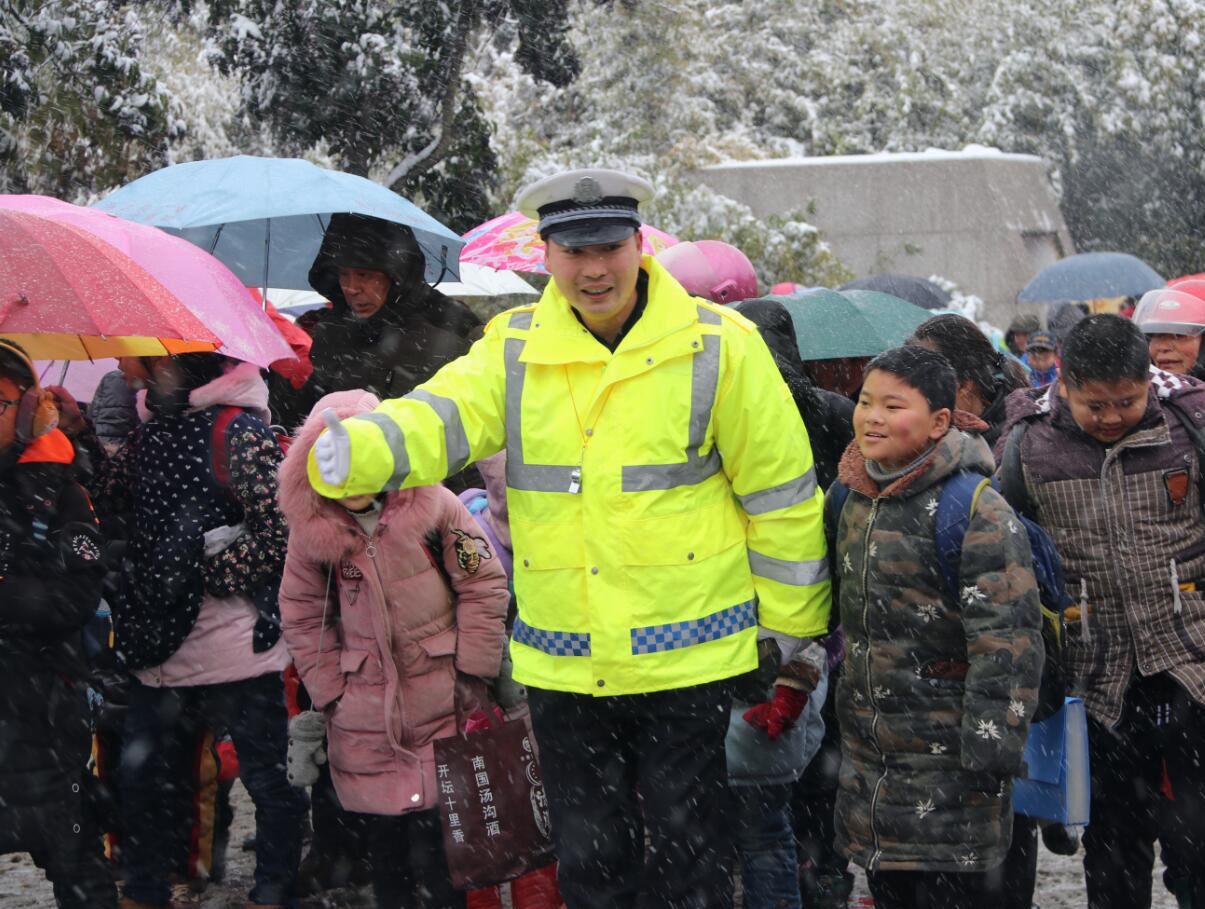 “护学奔跑哥”侍东亮