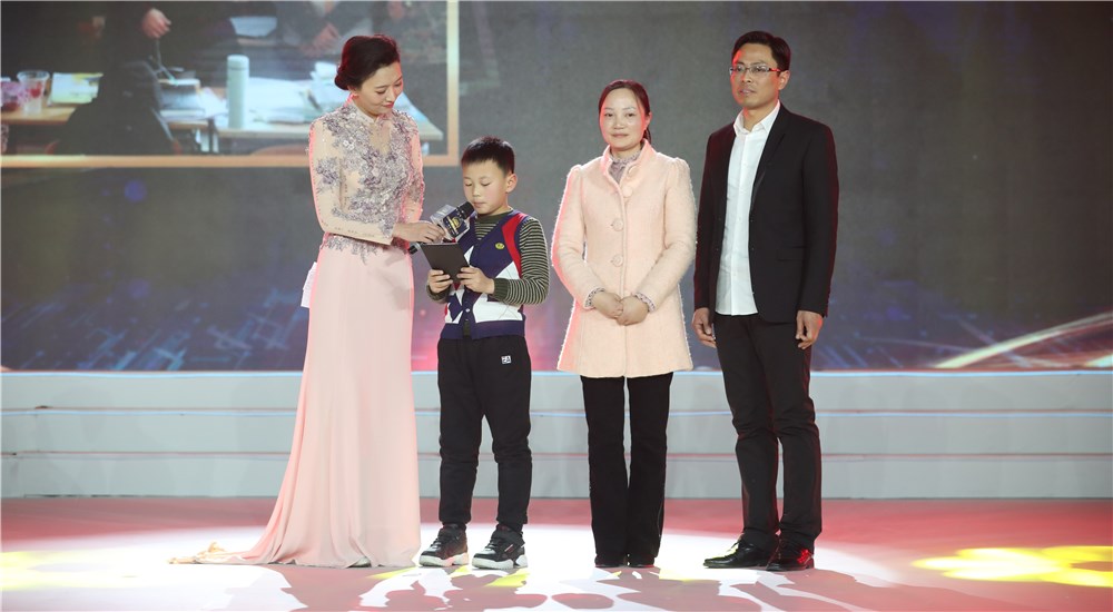 第五位年度感动人物“支教夫妻” 汤恒跃、吴玲的儿子分享对爸爸妈妈的祝愿