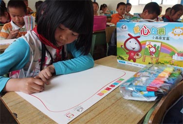 足迹之五：爱心接力 孩子们的画作送向爱心人士