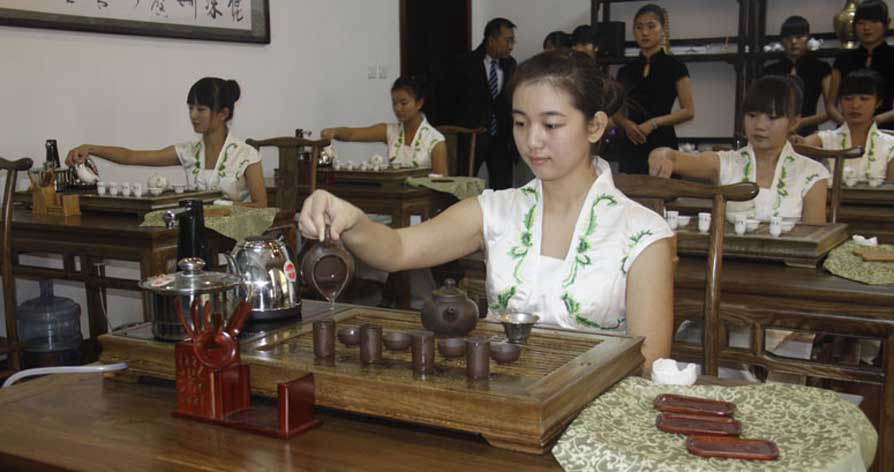 “授渔计划”资助的学生学习茶艺