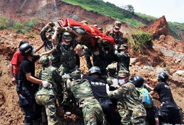 8月7日,万众一心筑希望