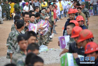 8月9日,齐心协力卸载物资