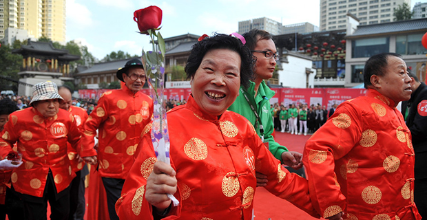 西安万人聚会举行金婚大典