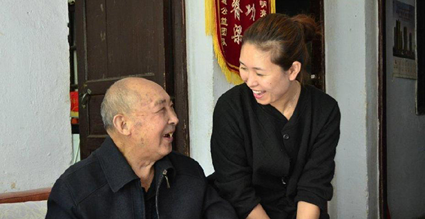 女孩扶起跌倒老人后义务照料4年