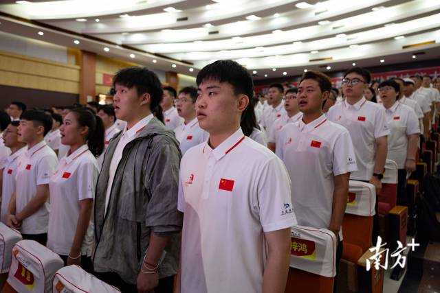 世赛中国代表团齐唱国歌