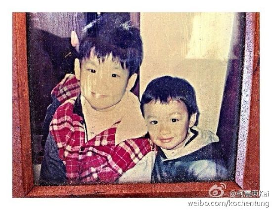柯震东晒和哥哥童年合影