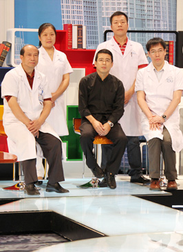 植发团队与主持人合影