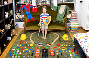 意摄影师拍50余国儿童的玩具世界【图】