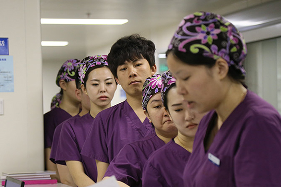 北京護士的一天：十項全能的“紫衣天使”