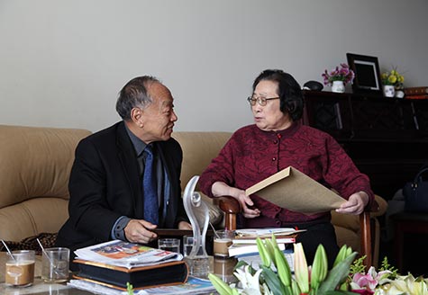 李肇星探望屠呦呦 共话中医药国际化