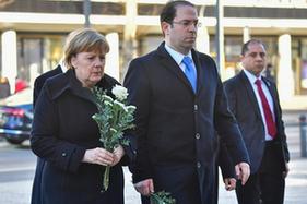 德突總理悼念德聖誕市場襲擊案遇難者