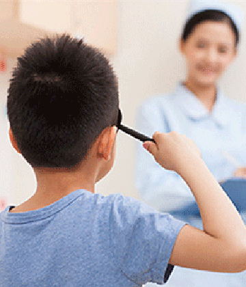 眼科专家：近视超600度需注意眼底健康