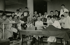 医学生们在听老师讲解剖学