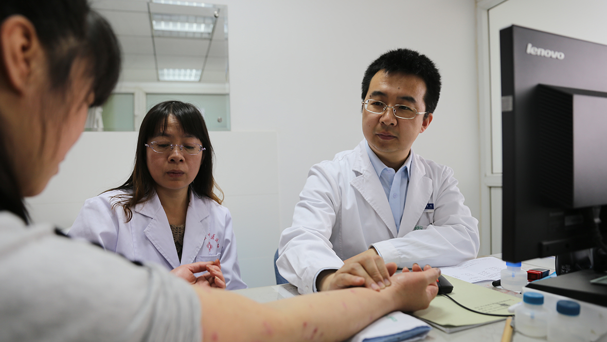 中医医生的一天：内调外治化解皮肤之患