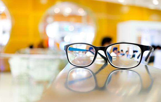 白内障出现症状应及早就医