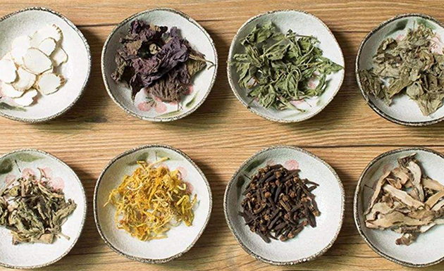 徐镜人：通过药材种植开发扶贫