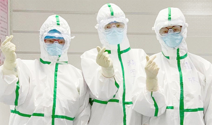 白衣战士 逆风而行 向阳而生