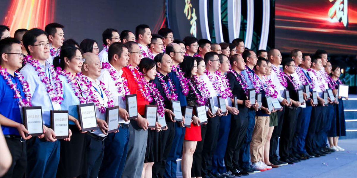 “逐日·使命” 致敬担当者活动中对“心怀大爱，战疫担当”表彰