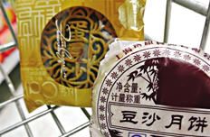 中秋佳节,月饼、螃蟹“挑”着吃