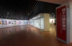 与会代表参观扬子江展览馆