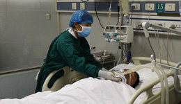 河南开封H7N9禽流感患者接受治疗