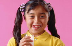 青少年宜饮全脂奶中老年推荐脱脂奶