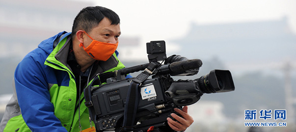 两会直击：大会堂前上演口罩Style