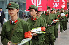 身着奇装异服的展销队伍