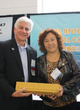 碧莲盛植发医院在植发大会与主席合影