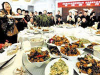 百名养殖户办百鸡宴带头吃鸡 无人加入