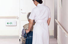 "天使"背后有辛酸与危险 广西护士条例