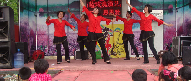 计生文艺队助兴青年婚礼