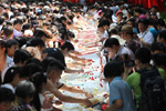 两千余民众共同庆生分享60米长蛋糕【图】