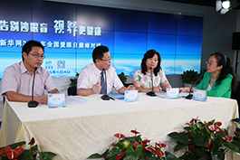 嘉宾与主持人交流