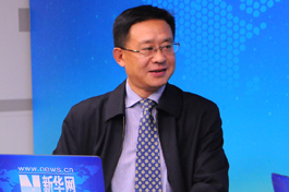 嘉宾与主持人交流