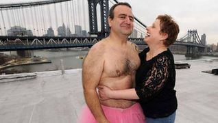 为博妻子一笑 大叔粉红裙子穿了12年