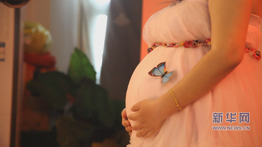 准妈妈诉说着腹中孩子成长带给自己的感觉变化，深切的感受到母爱的伟大。