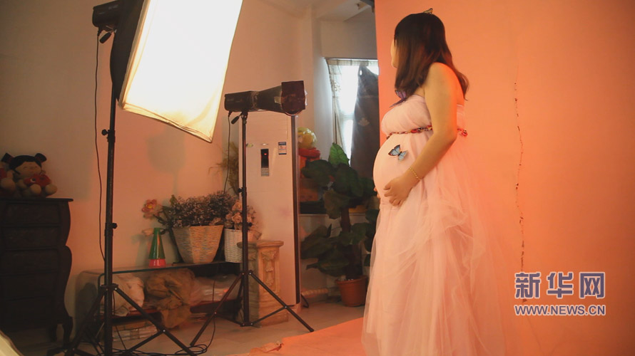 准妈妈诉说着腹中孩子成长带给自己的感觉变化，深切的感受到母爱的伟大。