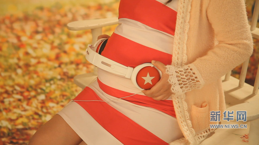 准妈妈诉说着腹中孩子成长带给自己的感觉变化，深切的感受到母爱的伟大。