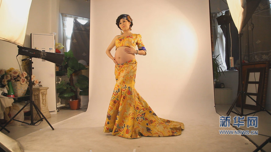 准妈妈诉说着腹中孩子成长带给自己的感觉变化，深切的感受到母爱的伟大。