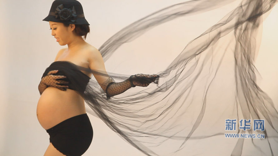 准妈妈诉说着腹中孩子成长带给自己的感觉变化，深切的感受到母爱的伟大。