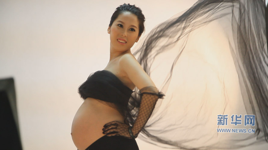 准妈妈诉说着腹中孩子成长带给自己的感觉变化，深切的感受到母爱的伟大。