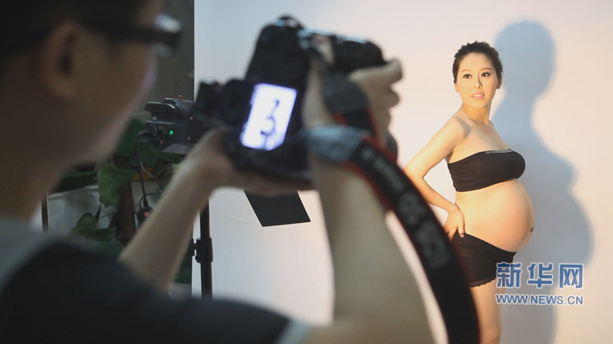 准妈妈诉说着腹中孩子成长带给自己的感觉变化，深切的感受到母爱的伟大。