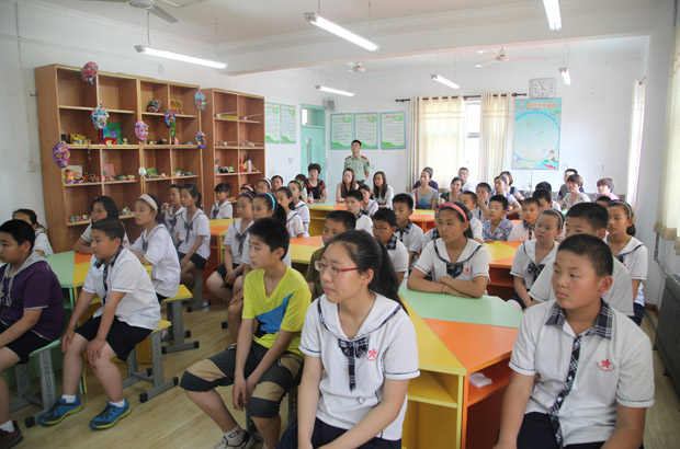 消防安全进校园 六一过节学知识