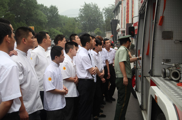 共筑泉城梦-消防安全走进千佛山美食街