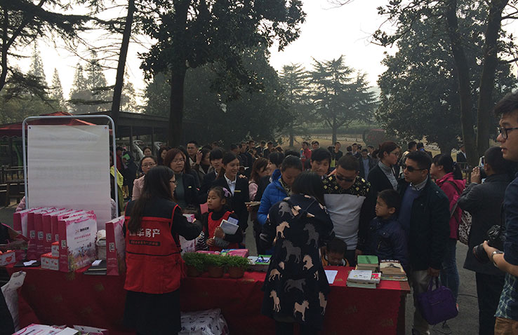 核心价值观 文明友善行之图书换绿植江宁区系