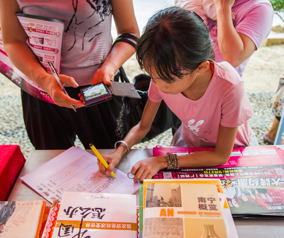 新华蓝公益“图书换绿植”南宁行走进公安厅宿舍区