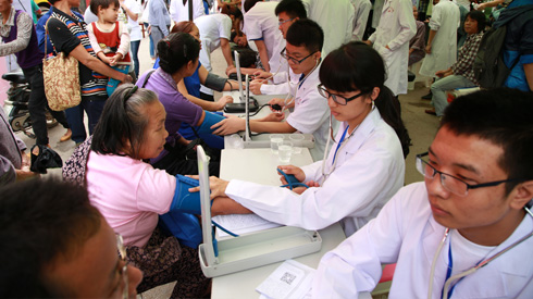 新华网蓝公益南宁行之健康义诊进社区