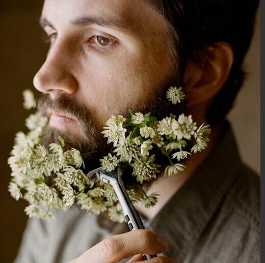 国外另类拍照方式 胡子插花艺术