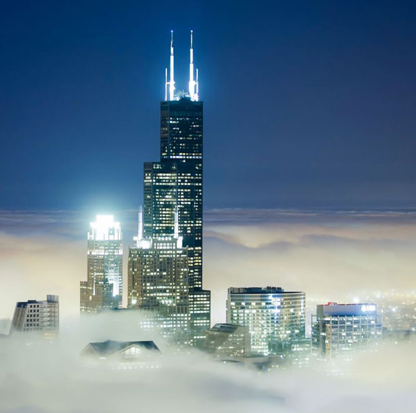 美摄影师300米高空拍高楼直插云雾奇景